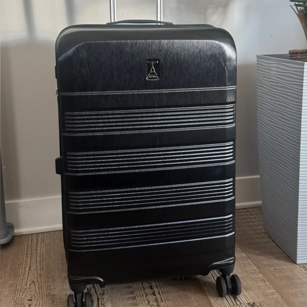 Travelpro WalkAbout 7  suitcase Spinner ❤️🛫  Travel suitcase Luggage carry-on